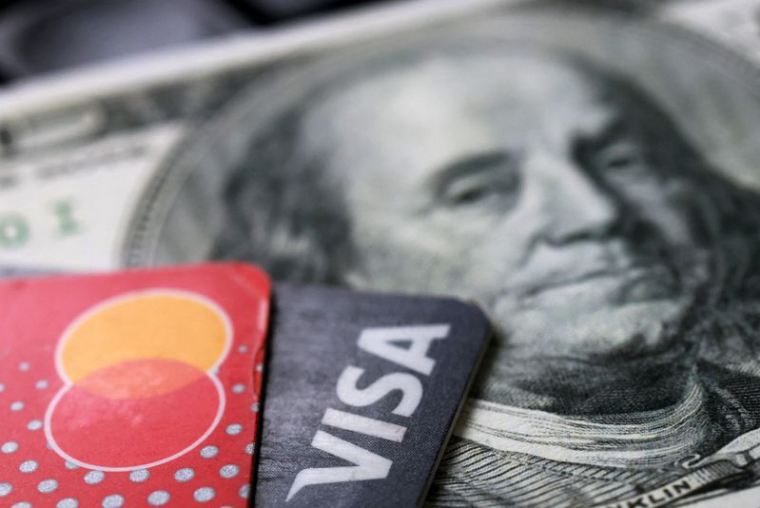 L'illustration montre un billet de banque en dollars américains et des cartes Visa et Mastercard