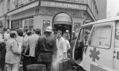 Des pompiers et des secouristes rue des Rosiers, à Paris, après que le restaurant traiteur franco-juif Jo Goldenberg a été attaqué par des hommes armés, le 9 août 1982 ( AFP / JACQUES DEMARTHON )