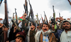 Des Yéménites en armes manifestent à Sanaa contre les Etats-Unis, le 18 avril 2025 ( AFP / Mohammed HUWAIS )