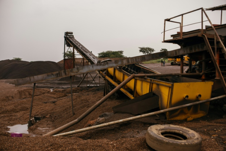 Vue générale des machines minières dans une petite mine à ciel ouvert de cuivre et de manganèse exploitée par des Chinois à Serenje, en Zambie, le 28 février 2025 ( AFP / Kang-Chun Cheng )