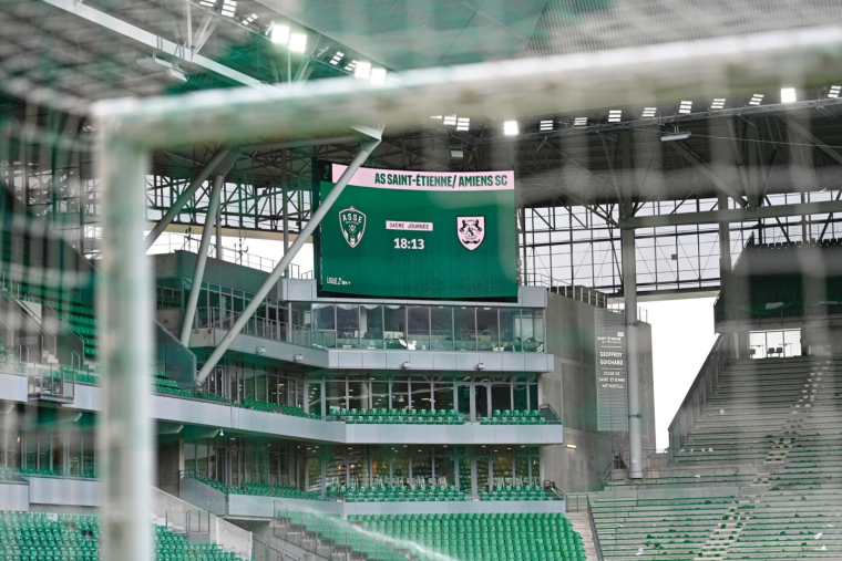 Des poteaux carrés installés à Geoffroy-Guichard