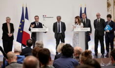 Le Premier ministre Sébastien Lecornu, entouré de plusieurs de ses ministres, Paris, le 21 mai 2026 ( AFP / STEPHANE DE SAKUTIN )