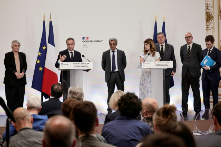 Le Premier ministre Sébastien Lecornu, entouré de plusieurs de ses ministres, lors d'une conférence de presse, le 21 mai 2026 à Paris ( AFP / STEPHANE DE SAKUTIN )