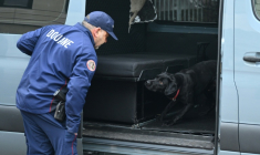 Un agent des douanes et son chien avant une opération antidrogue à Bayonne, le 22 janvier 2026  ( AFP / Gaizka IROZ )