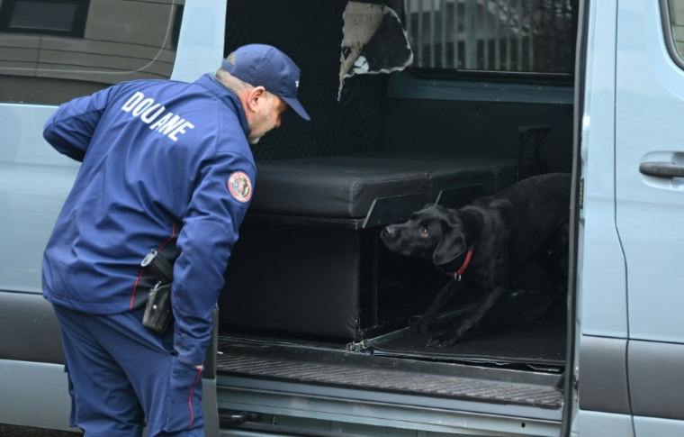 Un agent des douanes et son chien avant une opération antidrogue à Bayonne, le 22 janvier 2026  ( AFP / Gaizka IROZ )