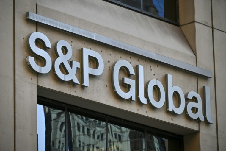 L'agence de notation américaine S&P va réévaluer la note souveraine de la France, la situation des finances publiques n'ayant guère changé depuis sa dernière revue en février, quand elle avait décidé d'abaisser sa perspective ( AFP / ANGELA WEISS )