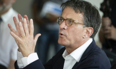 Le ministre des Outre-mer Manuel Valls à Puembout en Nouvelle-Calédonie, le 1er mai 2025 ( AFP / Delphine MAYEUR )