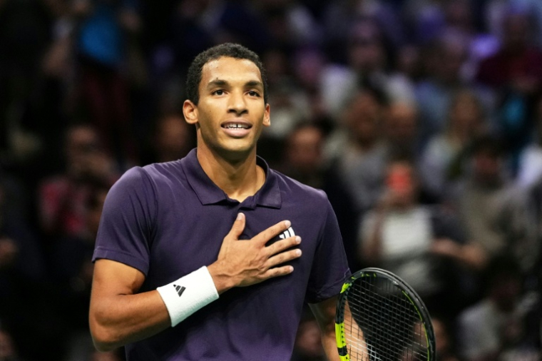 Félix Auger-Aliassime salue la foule après sa qualification pour la finale du Masters 1000 de Paris, le 1er novembre 2025 ( AFP / Dimitar DILKOFF )