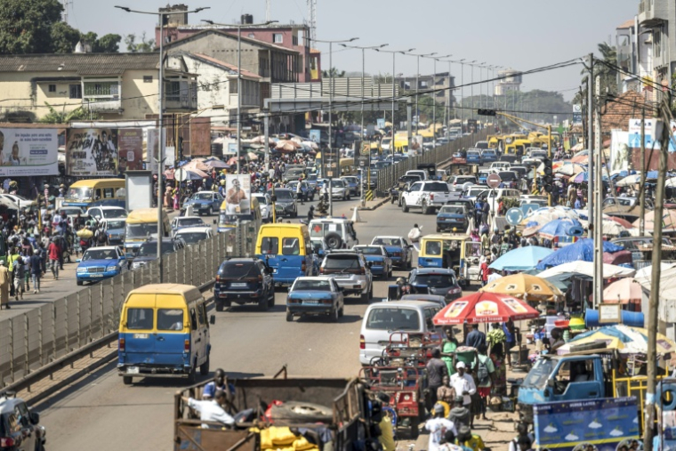 Circulation automobile près d'un marché à Bissau, le 28 novembre 2025 après un coup d'Etat en Guinée-Bissau ( AFP / PATRICK MEINHARDT )