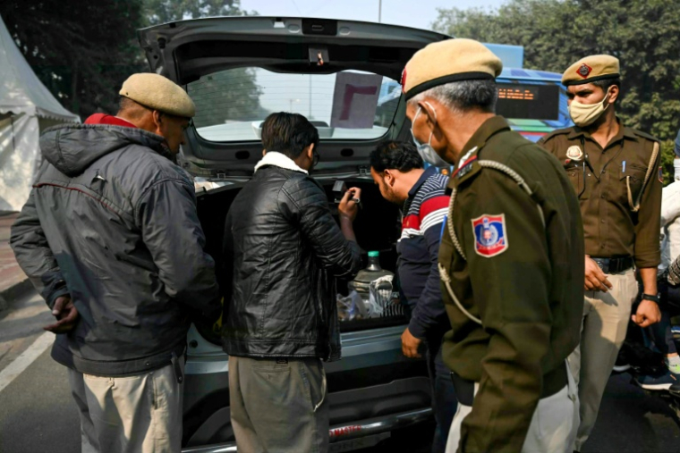 Des policiers fouillent un véhicule dans la vieille ville de New Delhi après l'explosion d'une voiture, le 11 novembre 2025 en Inde ( AFP / Arun SANKAR )