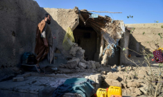 Un Afghan inspecte une maison endommagée dans le district de Spin Boldak en Afghanistan le 7 novembre 2025 ( AFP / Sanaullah SEIAM )