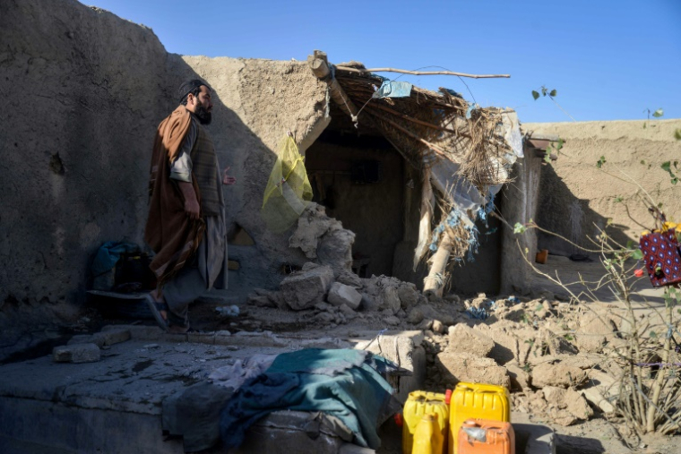 Un Afghan inspecte une maison endommagée dans le district de Spin Boldak en Afghanistan le 7 novembre 2025 ( AFP / Sanaullah SEIAM )