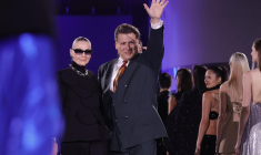 Le petit-neveude Pierre Cardin Rodrigo Basilicati-Cardin aux collections haute couture printemps-été 2022 au Bourget. ( AFP / Geoffroy VAN DER HASSELT )