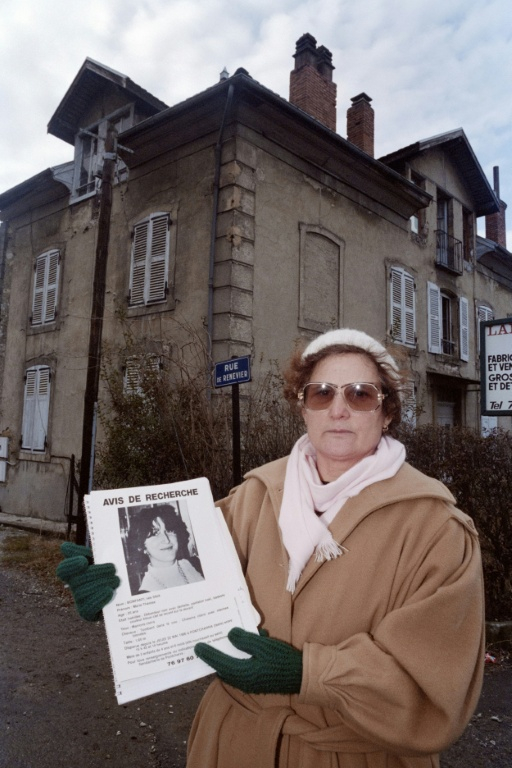 La mère de Marie-Thérèse Bonfanti pose le 8 janvier 1992 à Pontcharra (Isère) avec le portrait de sa fille qui a disparu le 22 mai 1986 à l'âge de 25 ans  ( AFP / - )