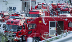 Des véhicules de secours sont présents devant le centre commercial Aeon à Kumamoto, dans le sud du Japon, le 29 juillet 2026, après qu'un séisme a frappé la région ( AFP / Yuichi YAMAZAKI )