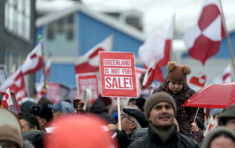 Des manifestants avec des drapeaux du Groenland contre les plans du président américain Donald Trump de prendre le contrôle du territoire danois, à Nuuk au Groenland, le 17 janvier 2026 ( AFP / Alessandro RAMPAZZO )