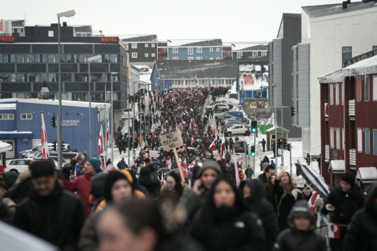 Manifestation pour dénoncer les ambitions territoriales de Donald Trump qui continue d'afficher son intention de s'emparer du Groenland, le 17 janvier 2026 à Nuuk ( AFP / Alessandro RAMPAZZO )