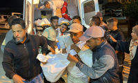 Des habitants de Gaza amènent des personnes tuées par des raids israéliens à l'hôpital Nasser de Khan Younès, dans le sud du territoire, le 15 mai 2025 ( AFP / - )