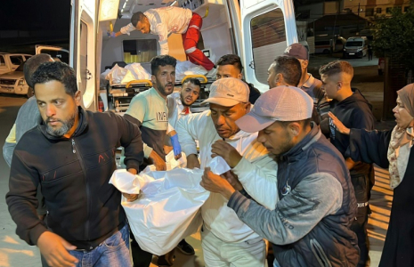 Des habitants de Gaza amènent des personnes tuées par des raids israéliens à l'hôpital Nasser de Khan Younès, dans le sud du territoire, le 15 mai 2025 ( AFP / - )