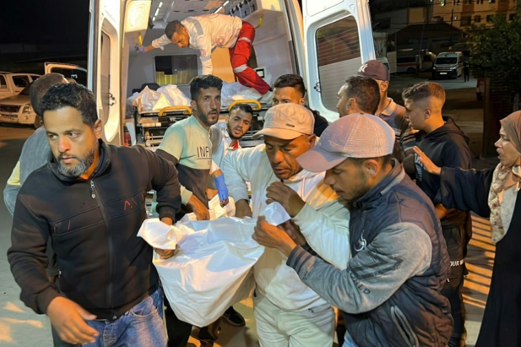 Des habitants de Gaza amènent des personnes tuées par des raids israéliens à l'hôpital Nasser de Khan Younès, dans le sud du territoire, le 15 mai 2025 ( AFP / - )