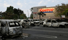 Des véhicules calcinés sur le parking d'un magasin Costco à Puerto Vallarta, dans l'Etat de Jalisco, au Mexique, le 23 février 2026 ( AFP / Alfredo ESTRELLA )