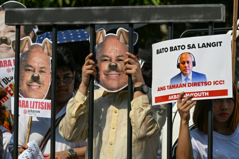 Un manifestant porte un masque représentant le sénateur Ronald Dela Rosa derrière des barreaux lors d'une manifestation devant le Sénat des Philippines à Pasay, dans la région métropolitaine de Manille, le 13 mai 2026 ( AFP / Jam STA ROSA )