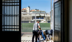 Un Palestinien de Gaza bloqué en Cisjordanie occupée accroche des vêtements sur un étendoir dans un camp installé dans le stade de football de Naplouse, dans le nord de la Cisjordanie occupée, le 7 mai 2026 ( AFP / Zain JAAFAR )
