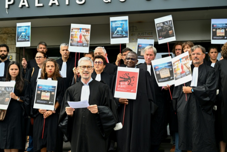 Alain Larrea (3e g), bâtonnier de Bayonne, lors d'un rassemblement de magistrats, avocats, greffiers, fonctionnaires et personnels devant le palais de justice de Bayonne pour exprimer leur solidarité avec la famille de Lyhanna et réclamer davantage de moyens structurels pour la justice, le 29 juin 2026 dans les Pyrénées-Atlantiques ( AFP / Gaizka IROZ )