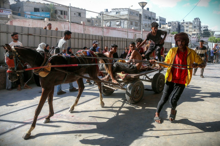 Une charrette tirée par un cheval transportant des blessés arrive à l'hôpital Nasser à Khan Younès, dans le sud de la bande de Gaza, le 20 juillet 2025 ( AFP / - )