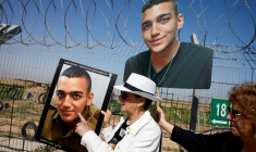 Les familles et les sympathisants des otages enlevés lors de l'attaque du 7 octobre utilisent des haut-parleurs géants pour appeler leurs proches captifs à la frontière entre Israël et Gaza