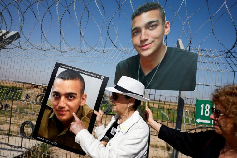 Les familles et les sympathisants des otages enlevés lors de l'attaque du 7 octobre utilisent des haut-parleurs géants pour appeler leurs proches captifs à la frontière entre Israël et Gaza