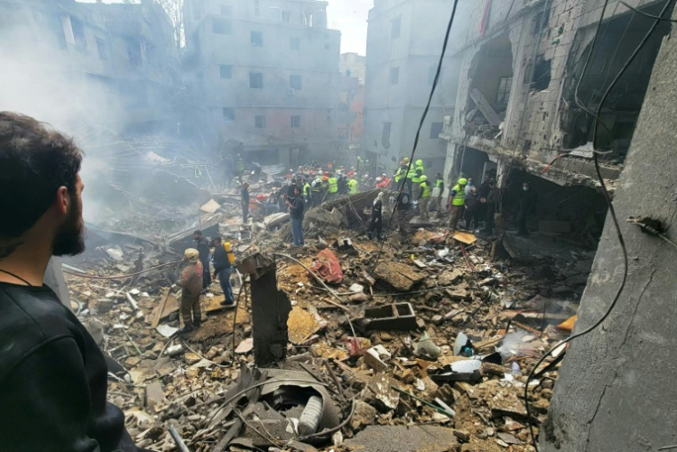 Des secouristes fouillent les décombres du quartier de Jnah à Beyrouth, après une frappe, le 5 avril 2026. ( AFP / Fadel ITANI )