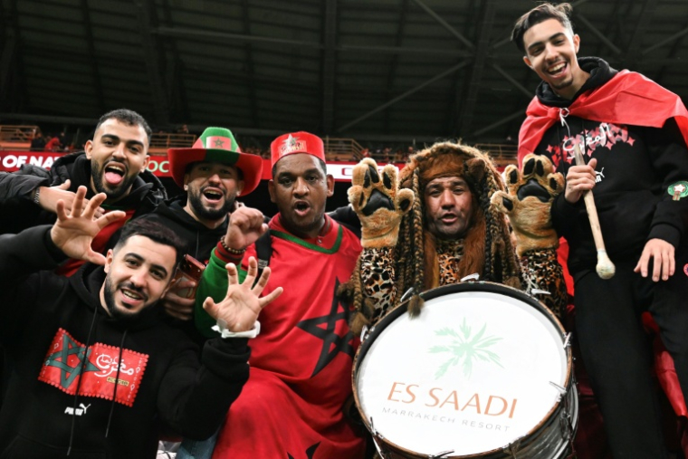 Des suppporters du Maroc au stade Prince Moulay Abdellah avant la victoire de leur équipe 2-0 face aux Comores en ouverture de la Coupe d'Afrique des nations le 21 décembre 2025 à Rabat ( AFP / Paul ELLIS )