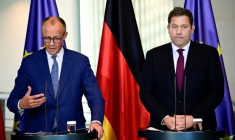 Le chancelier allemand Friedrich Merz (à gauche) et le ministre social-démocrate des Finances et vice-chancelier Lars Klingbeil (à droite) lors d'un sommet de crise sur le secteur de l'acier le 6 novembre à Berlin ( AFP / Tobias SCHWARZ )