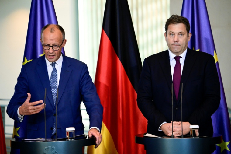 Le chancelier allemand Friedrich Merz (à gauche) et le ministre social-démocrate des Finances et vice-chancelier Lars Klingbeil (à droite) lors d'un sommet de crise sur le secteur de l'acier le 6 novembre à Berlin ( AFP / Tobias SCHWARZ )