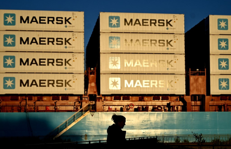 Des containers sur un navire de transport de la société Maersk à Copenhague le 31 décembre 2023. ( AFP / SERGEI GAPON )