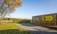Une supérette Api en libre-service sans caissier, ouverte tous les jours, installée dans un préfabriqué en bois à Claix, le 1er décembre 2022 en Charente ( AFP / YOHAN BONNET )
