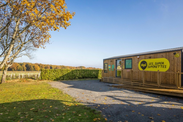 Une supérette Api en libre-service sans caissier, ouverte tous les jours, installée dans un préfabriqué en bois à Claix, le 1er décembre 2022 en Charente ( AFP / YOHAN BONNET )