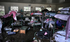 Vue de l'intérieur d'un chalet à Camp Mystic, un camp de vacances dévasté par des inondations meurtrières à Hunt, Texas, Etats-Unis, le 5 juin 2025 ( AFP / RONALDO SCHEMIDT )