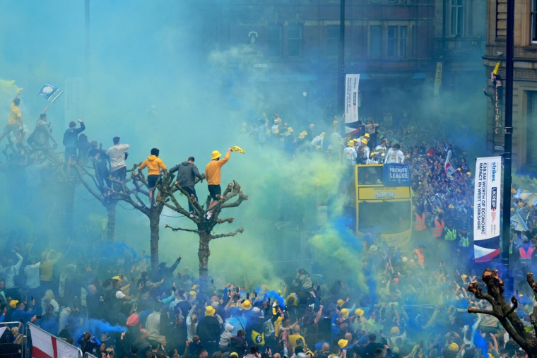 Un supporter de Leeds dans le coma après être tombé d'un arbre lors de la célébration de la montée