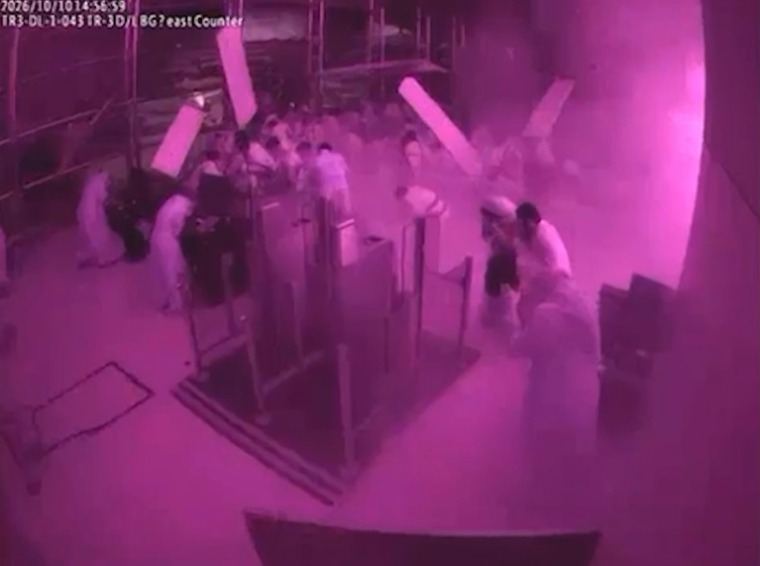 Capture d’écran tirée d’images de vidéosurveillance diffusées par le ministère saoudien de l’Information le 11 octobre 2026 montrant le moment où l’aéroport de Ryad est frappé par une attaque des Houthis la veille  ( SAUDI MEDIA MINISTRY / - )
