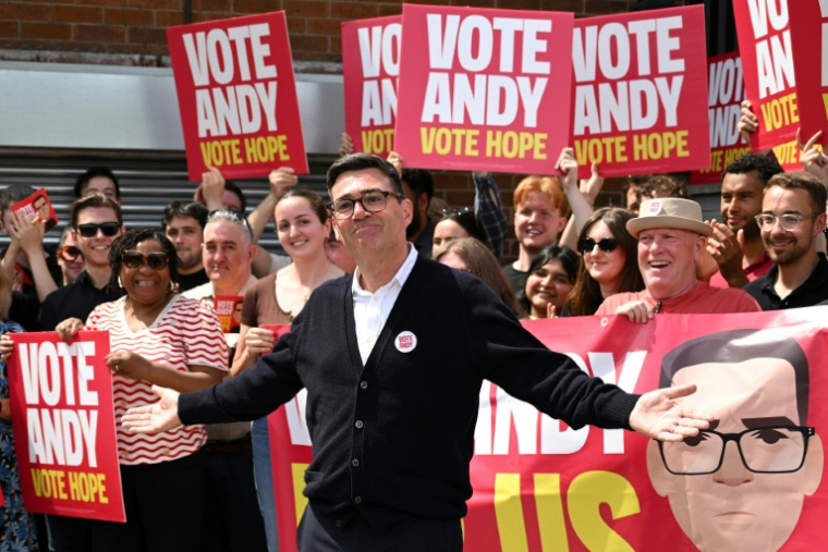 Andy Burnham, candidat du Parti travailliste, devant le local de campagne du parti à Ashton-in-Makerfield, dans le nord-ouest de l'Angleterre, le 18 juin 2026, alors que les électeurs se rendent aux urnes pour l'élection partielle de Makerfield ( AFP / Oli SCARFF )