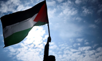 Un drapeau palestinien lors d'un rassemblement à l'appel de plusieurs organisations françaises en soutien au peuple palestinien, place de la République à Paris, le 7 mai 2024 ( AFP / JULIEN DE ROSA )