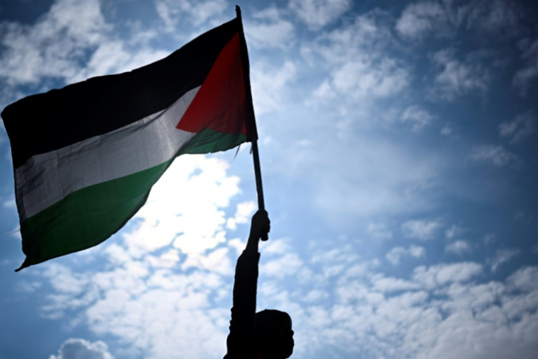 Un drapeau palestinien lors d'un rassemblement à l'appel de plusieurs organisations françaises en soutien au peuple palestinien, place de la République à Paris, le 7 mai 2024 ( AFP / JULIEN DE ROSA )
