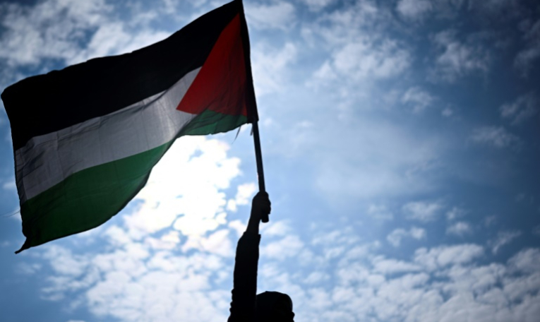 Un drapeau palestinien lors d'un rassemblement à l'appel de plusieurs organisations françaises en soutien au peuple palestinien, place de la République à Paris, le 7 mai 2024 ( AFP / JULIEN DE ROSA )