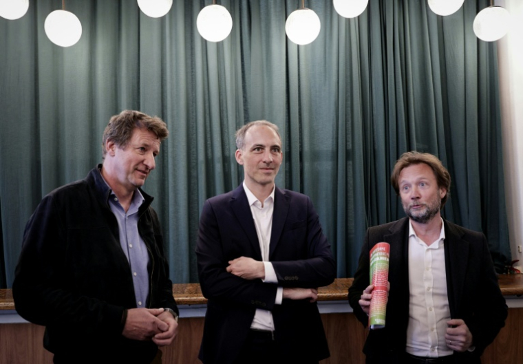 Yannick Jadot, Raphaël Glucksmann et Boris Vallaud le 11 avril 2026 à Montreuil, près de Paris ( AFP / STEPHANE DE SAKUTIN )