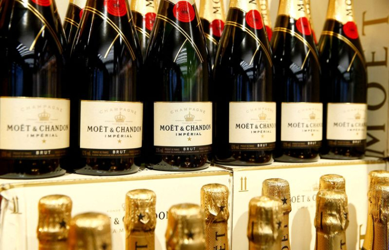 PHOTO DE FICHIER : Des bouteilles de champagne français Moet & Chandon sont proposées dans un supermarché du groupe de distribution suisse Coop à Zumikon