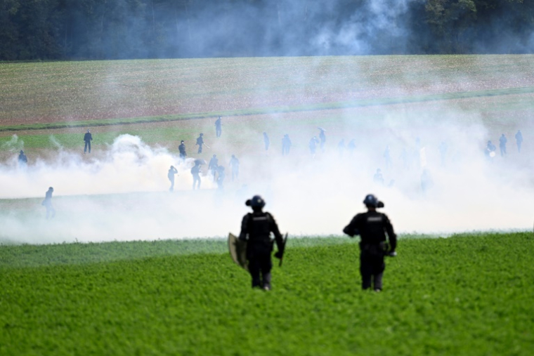 Des gendarmes dispersent des manifestants radicaux lors d'une manifestation à Bure, dans la Meuse, le 20 septembre 2025 ( AFP / Jean-Christophe VERHAEGEN )