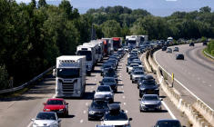 Bouchon sur l'autoroute A7 près de Mornas, dans le Vaucluse, le 4 juillet 2026 ( AFP / Alex MARTIN )