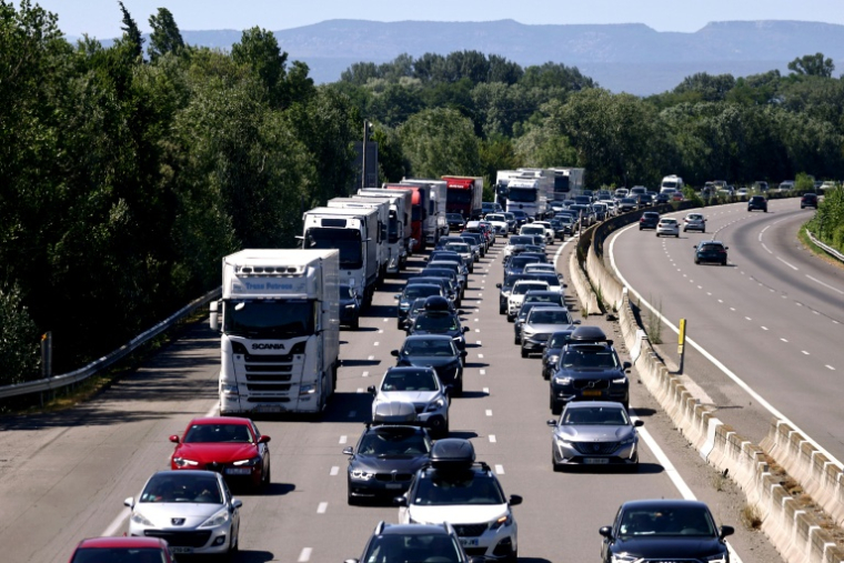 Bouchon sur l'autoroute A7 près de Mornas, dans le Vaucluse, le 4 juillet 2026 ( AFP / Alex MARTIN )